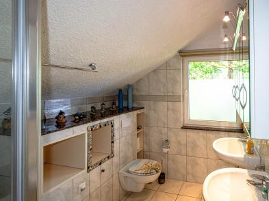 Haus-duenenperle-baabe-bad-mit-bidet