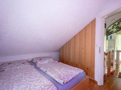 Haus-duenenperle-baabe-schlafen-1-kleiderschrank